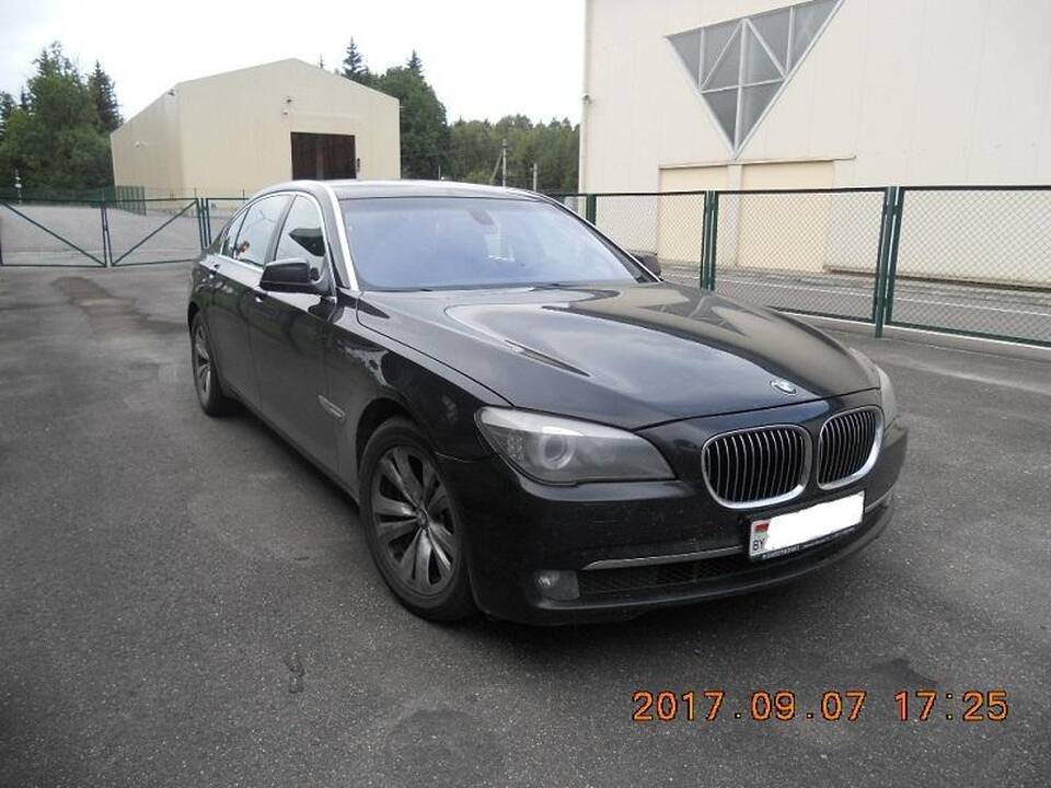 Muitinėje paliko ir kontrabandą, ir prabangų BMW