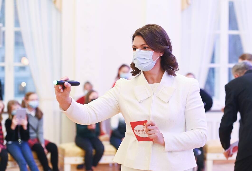 Prezidentas ir ponia Diana įžiebė pagrindinę Prezidentūros kalėdinę eglutę