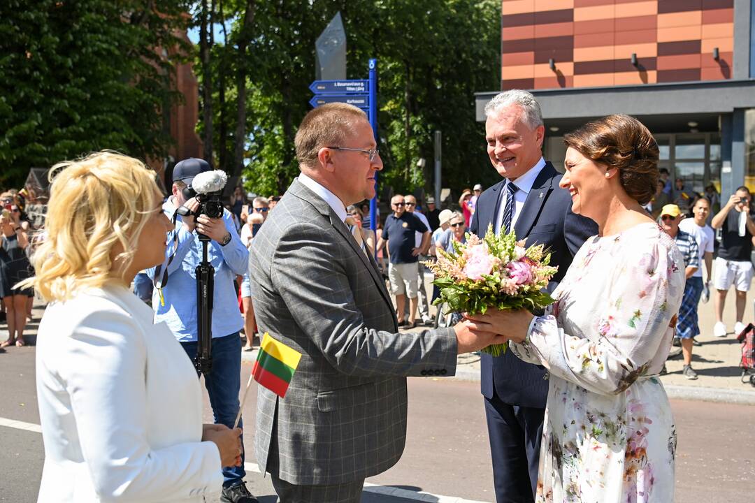 Prezidentas Palangoje atidengė paminklą J.Y. Simpsonui