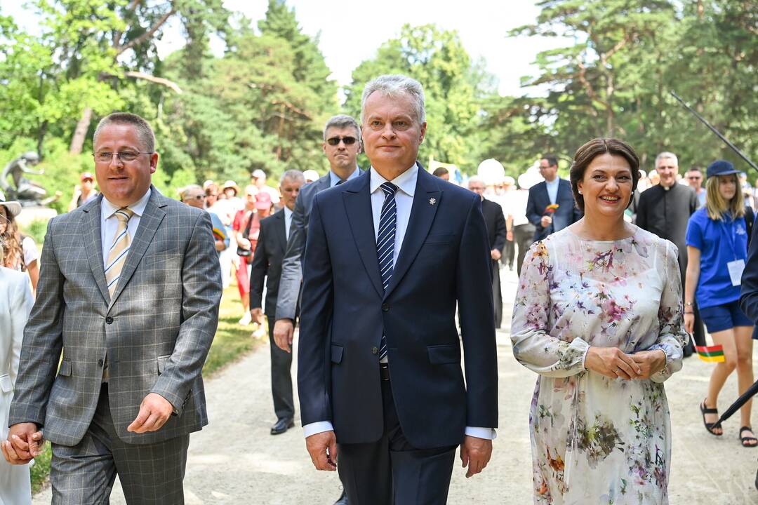 Prezidentas Palangoje atidengė paminklą J.Y. Simpsonui