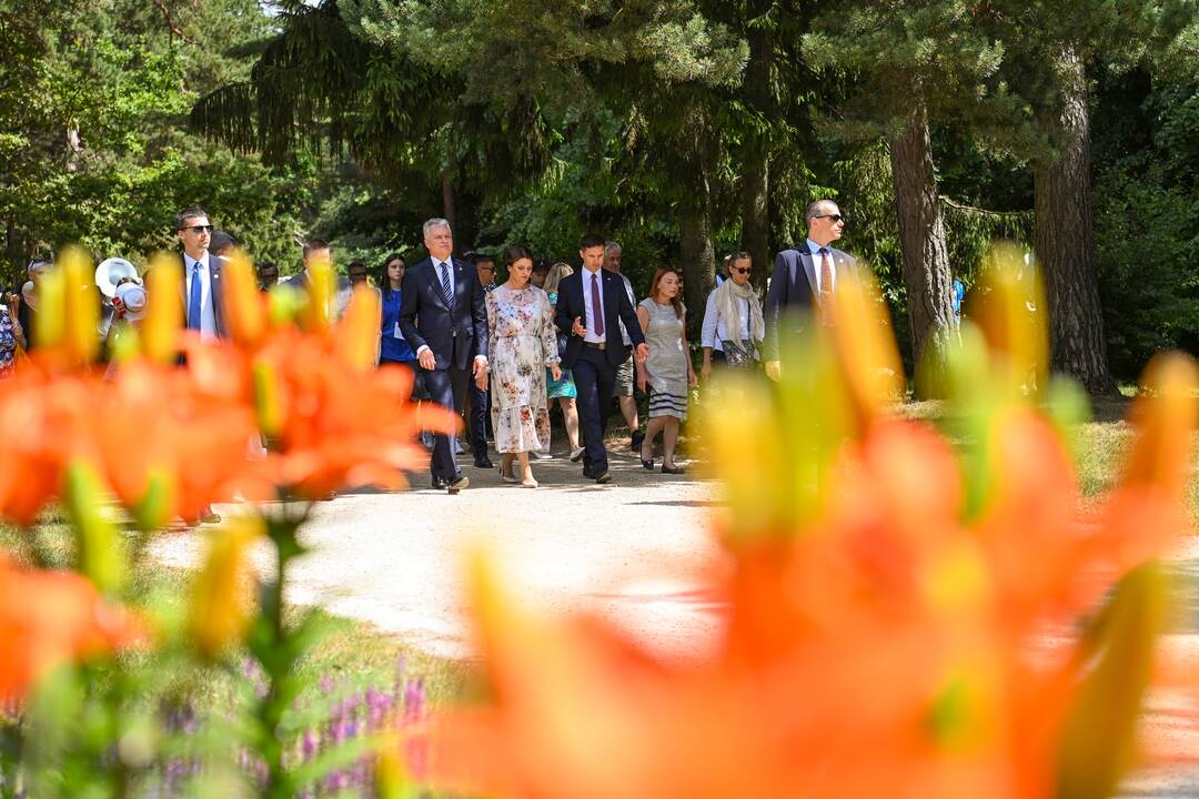Prezidentas Palangoje atidengė paminklą J.Y. Simpsonui