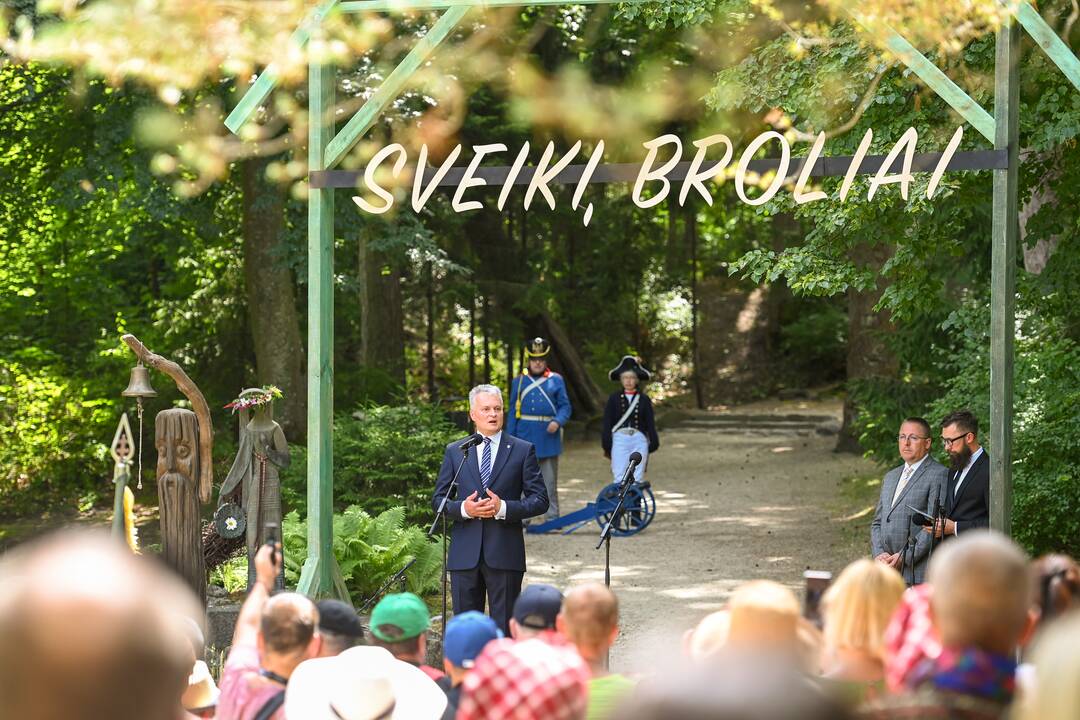 Prezidentas Palangoje atidengė paminklą J.Y. Simpsonui