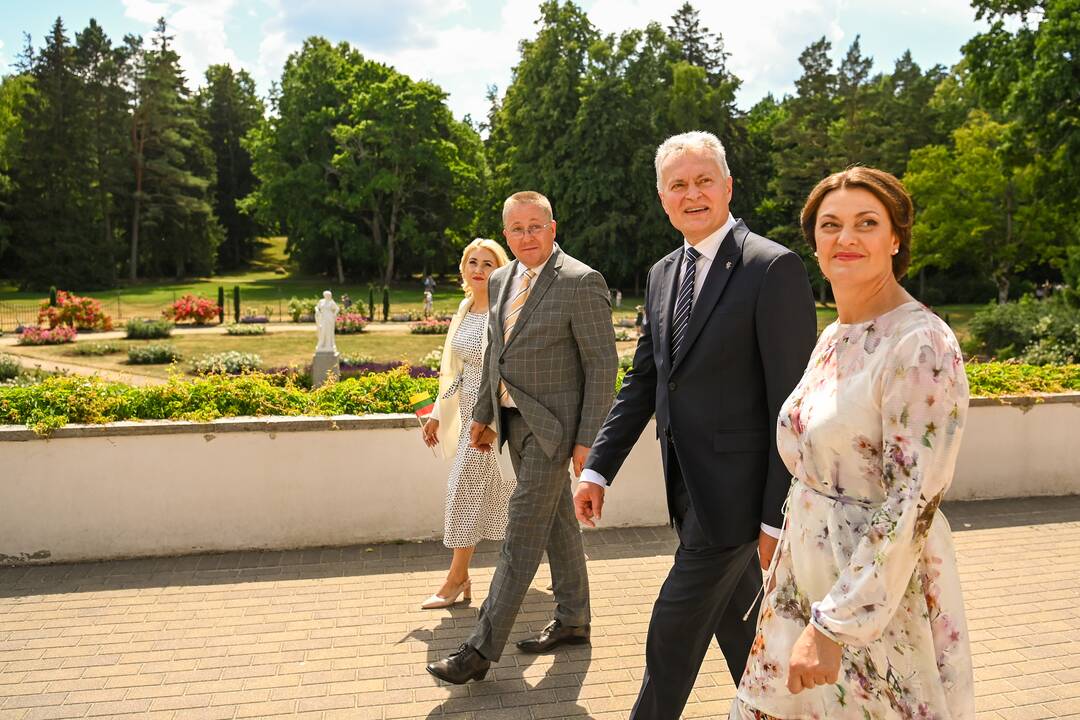 Prezidentas Palangoje atidengė paminklą J.Y. Simpsonui