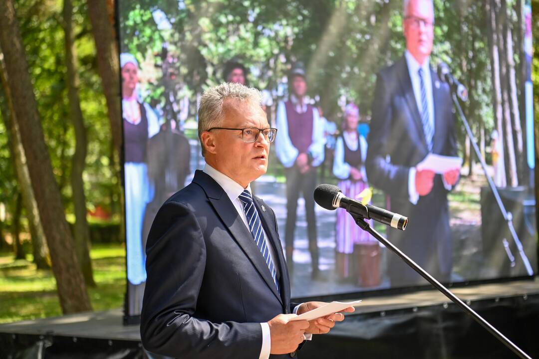 Prezidentas Palangoje atidengė paminklą J.Y. Simpsonui