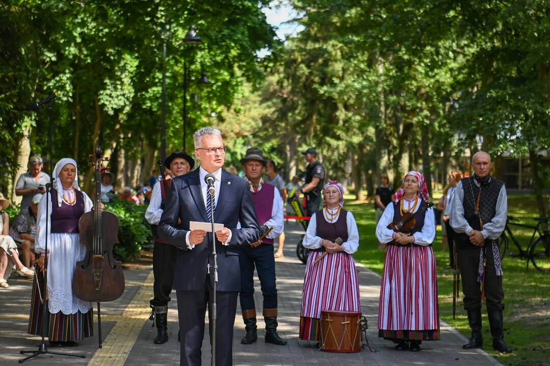 Prezidentas Palangoje atidengė paminklą J.Y. Simpsonui