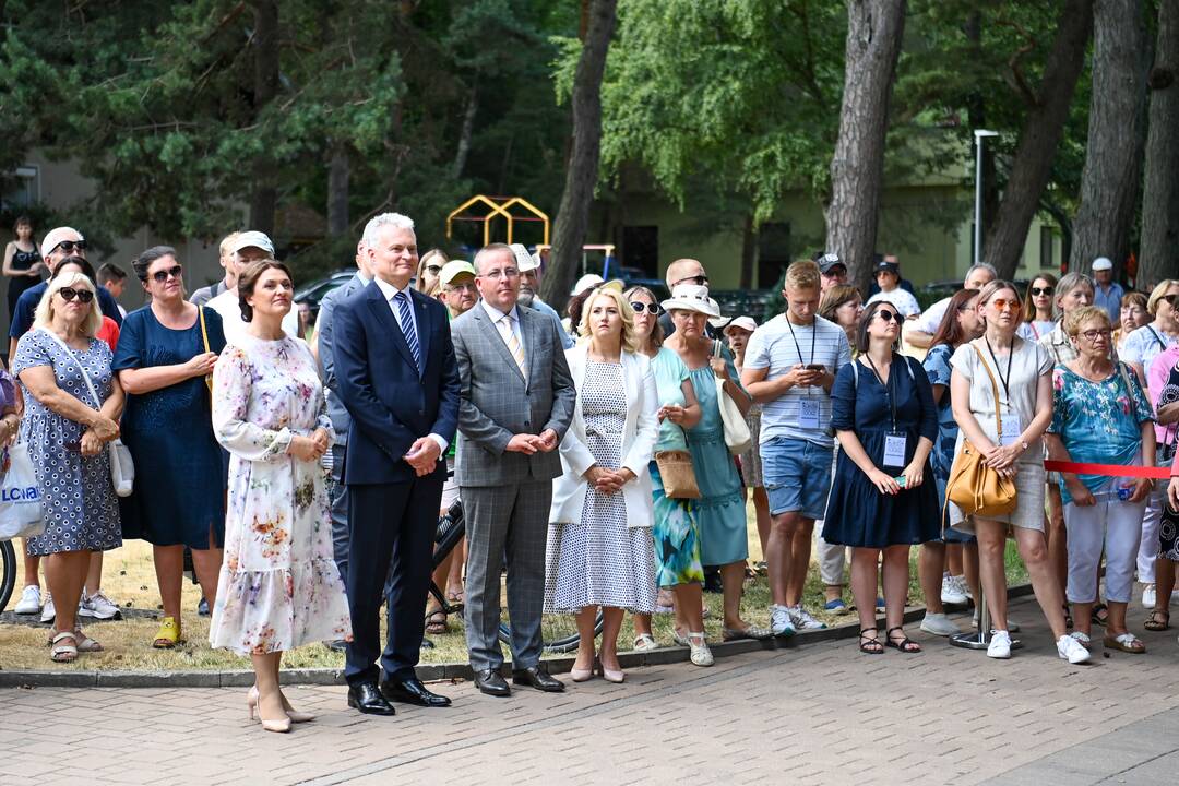 Prezidentas Palangoje atidengė paminklą J.Y. Simpsonui