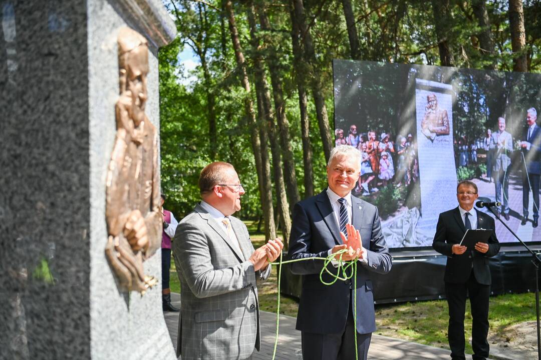 Prezidentas Palangoje atidengė paminklą J.Y. Simpsonui