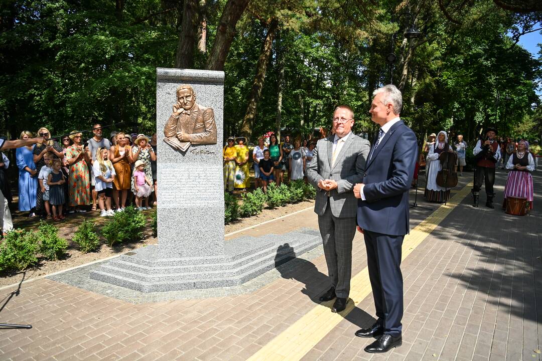 Prezidentas Palangoje atidengė paminklą J.Y. Simpsonui