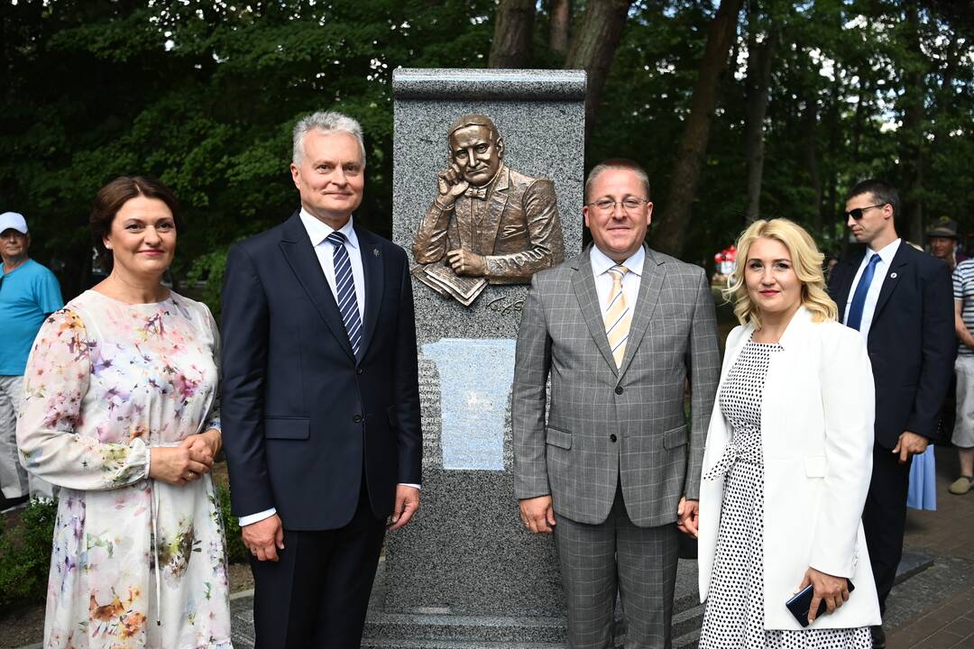 Prezidentas Palangoje atidengė paminklą J.Y. Simpsonui