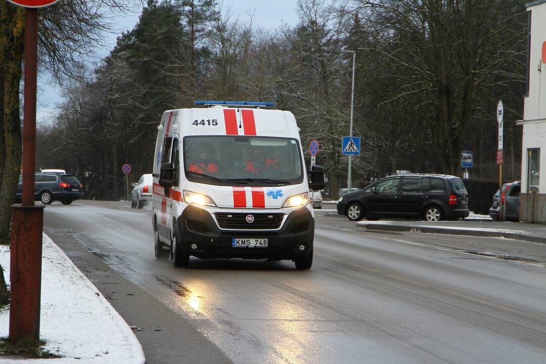 Žaibiška kaimyno reakcija gyvybės neišgelbėjo: mirė sostinės gatvėje susmukęs vyras