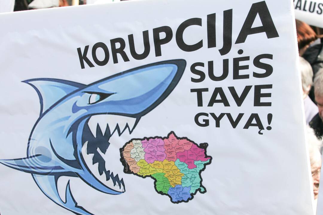 Dėl korupcijos teisti Radviliškio valdininkai lieka išteisinti 