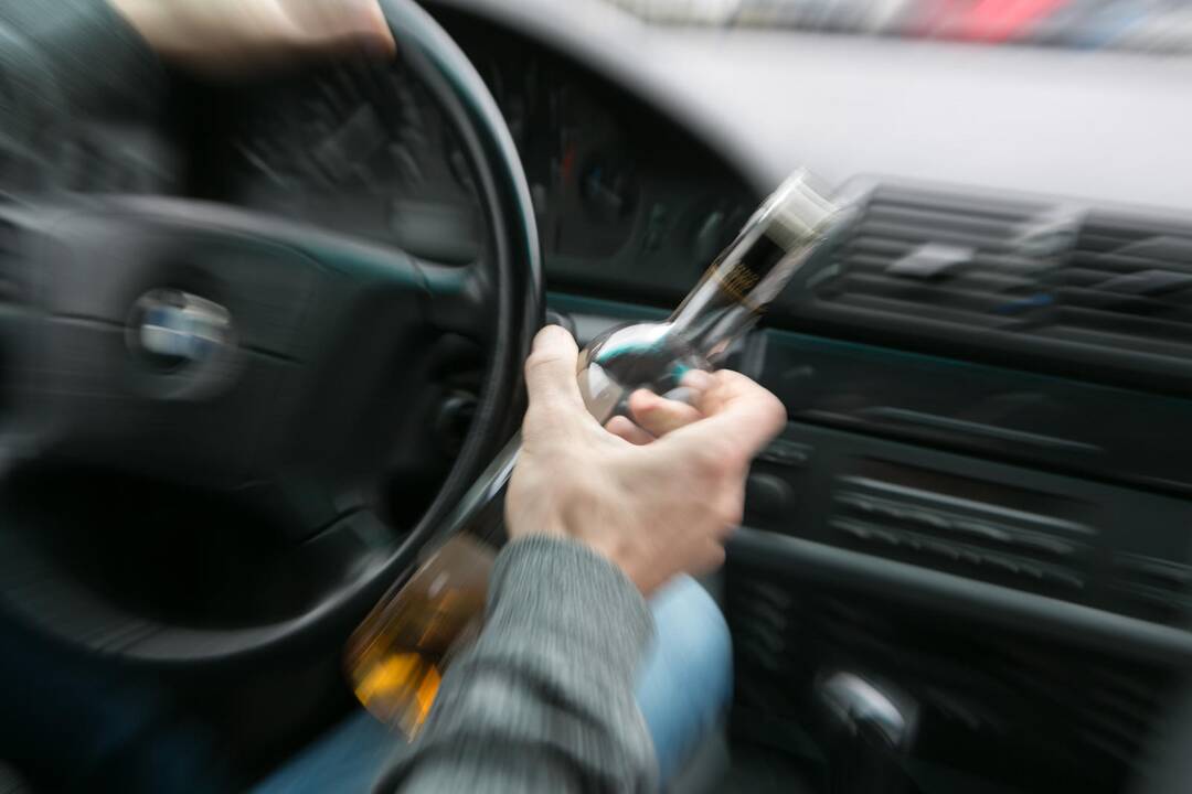 Prie vairo įkliuvo girtas pataisos namų prižiūrėtojas