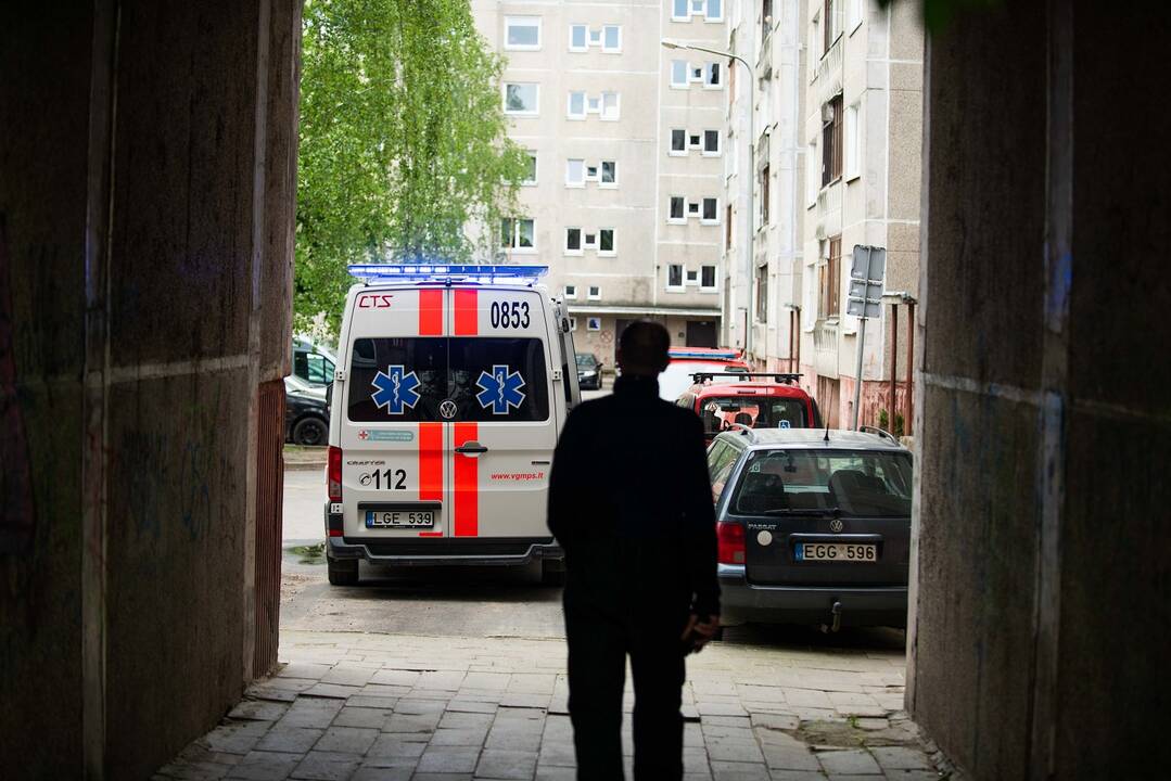 Šilainiuose prie daugiabučio rastas jauno vyro kūnas