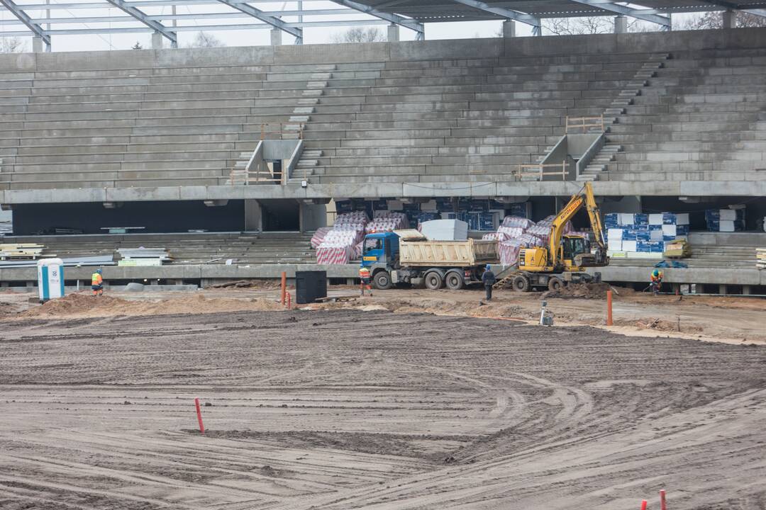 Darbai: Dariaus ir Girėno stadiono tribūnose jau montuojamos kėdės.