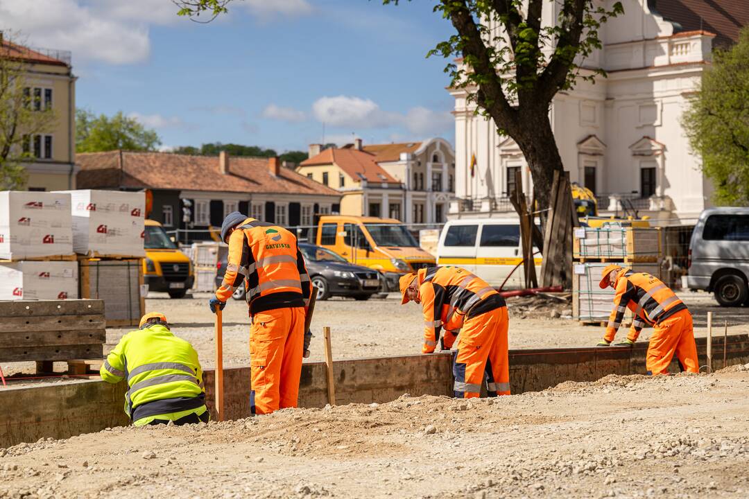 Rotušės aikštėje pradėta kloti granito danga