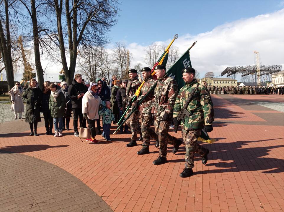 Klaipėdoje prisiekė šimtai naujųjų šaulių