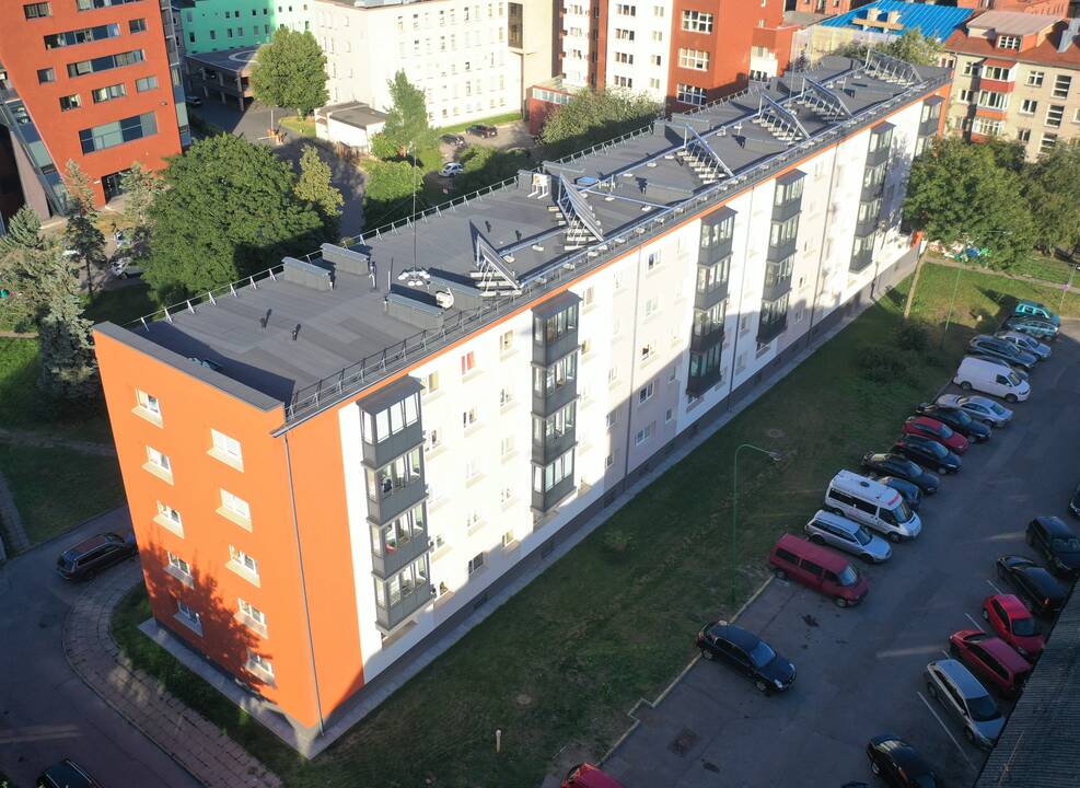 Pokyčiai: Jūros g. 2 daugiabutis po renovacijos traukia praeivių akis.