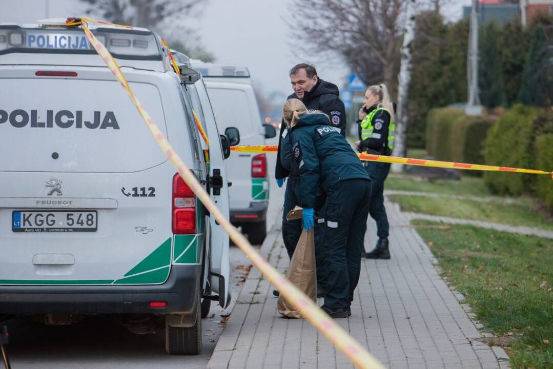 Žaliakalnyje ant šaligatvio rastas girtas sužalotas vyras
