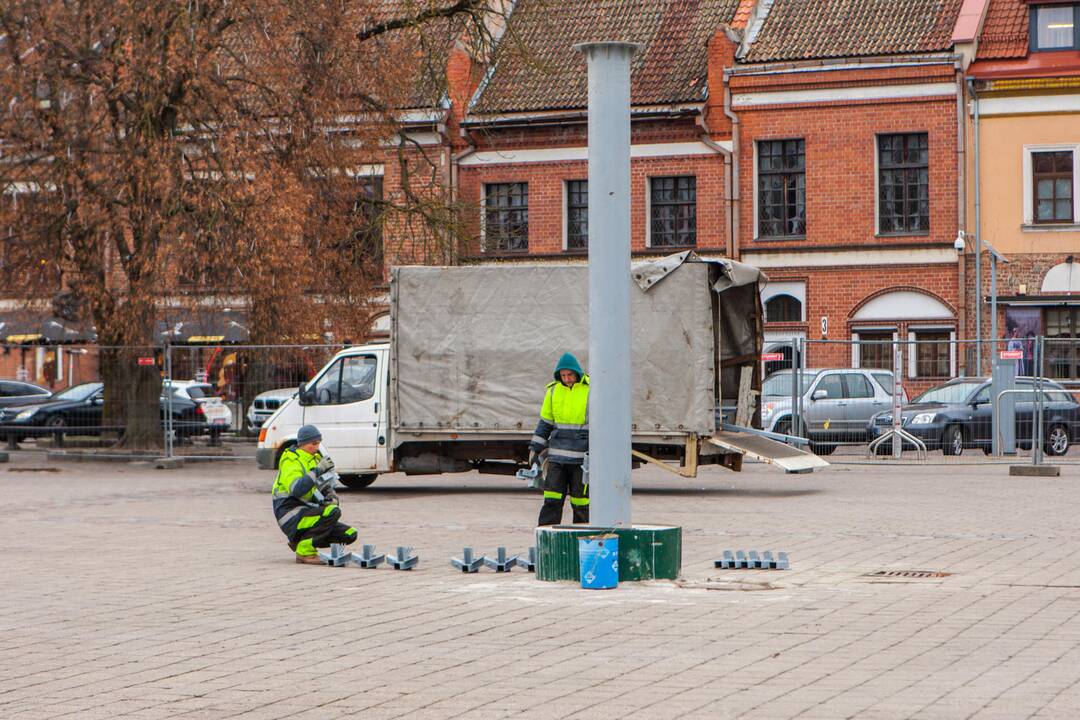 Kauno Kalėdų eglė atkeliavo į Rotušės aikštę