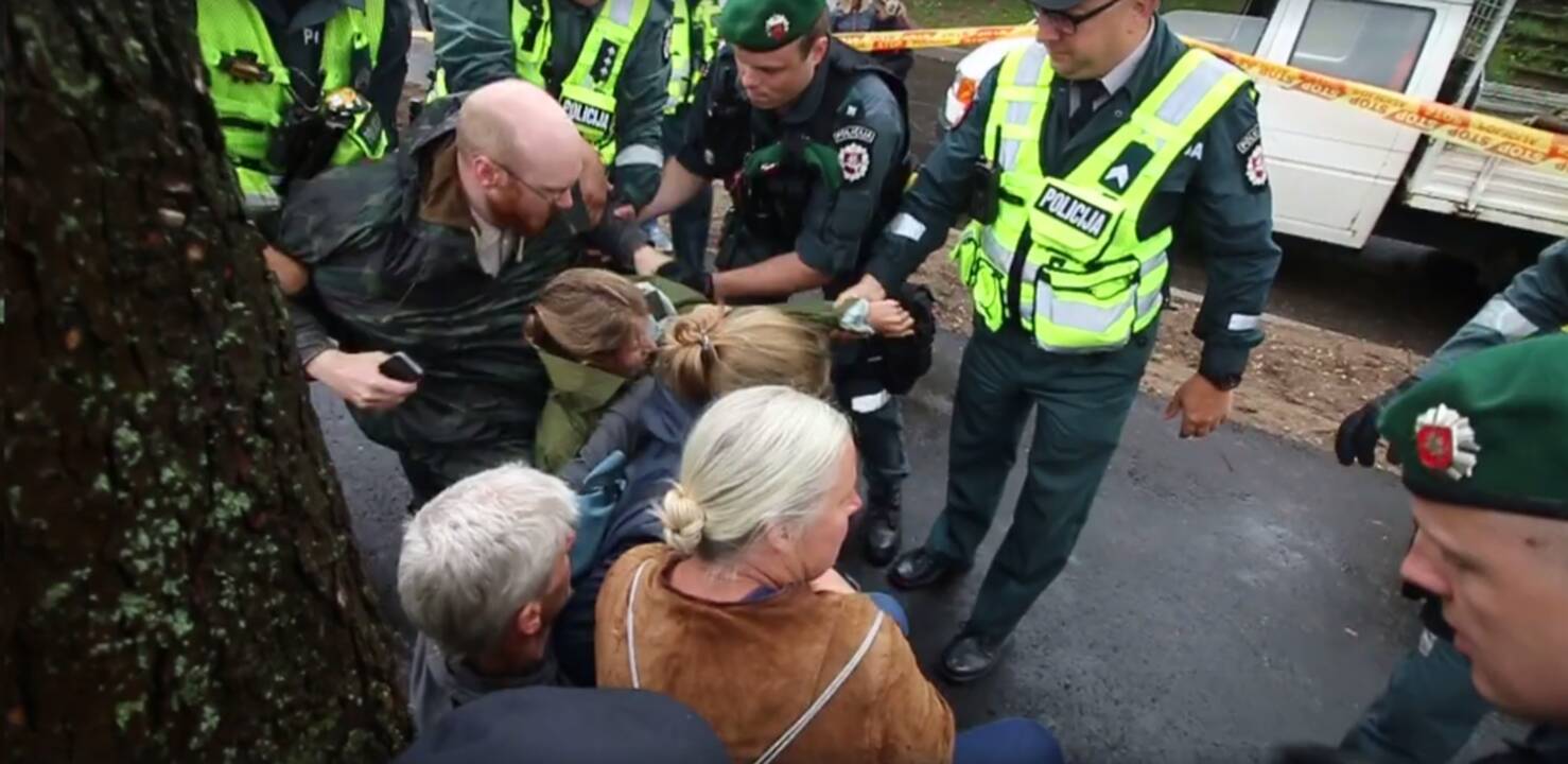 Teismą pasiekė prieš medžių pjovimą protestavusiųjų byla