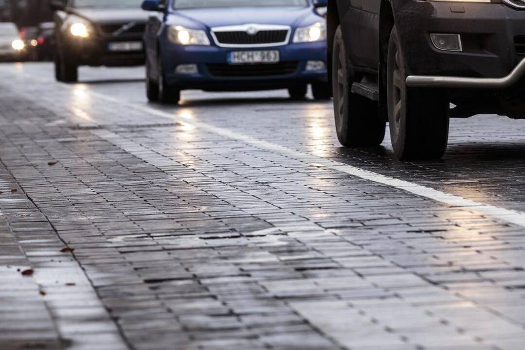 Vairuotojai, būkite atsargūs: vietomis eismo sąlygas sunkina plikledis