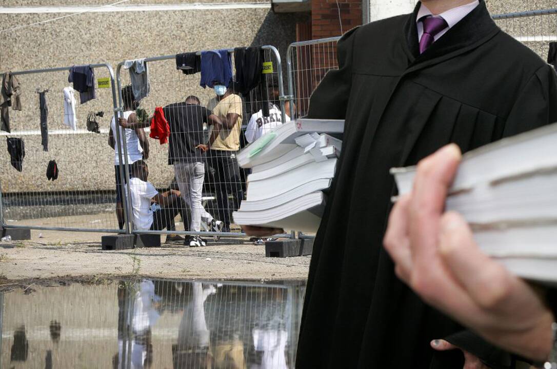 Teisininkų, dirbsiančių su nelegalia migracija, atlyginimas sieks vos 760 eurų?