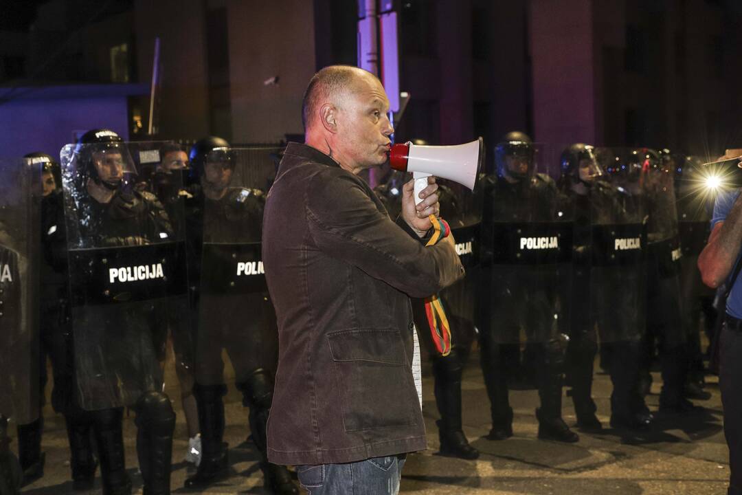 Grėsmės: panašūs desperatiški veiksmai skatina autoritarinių režimų atsiradimą.