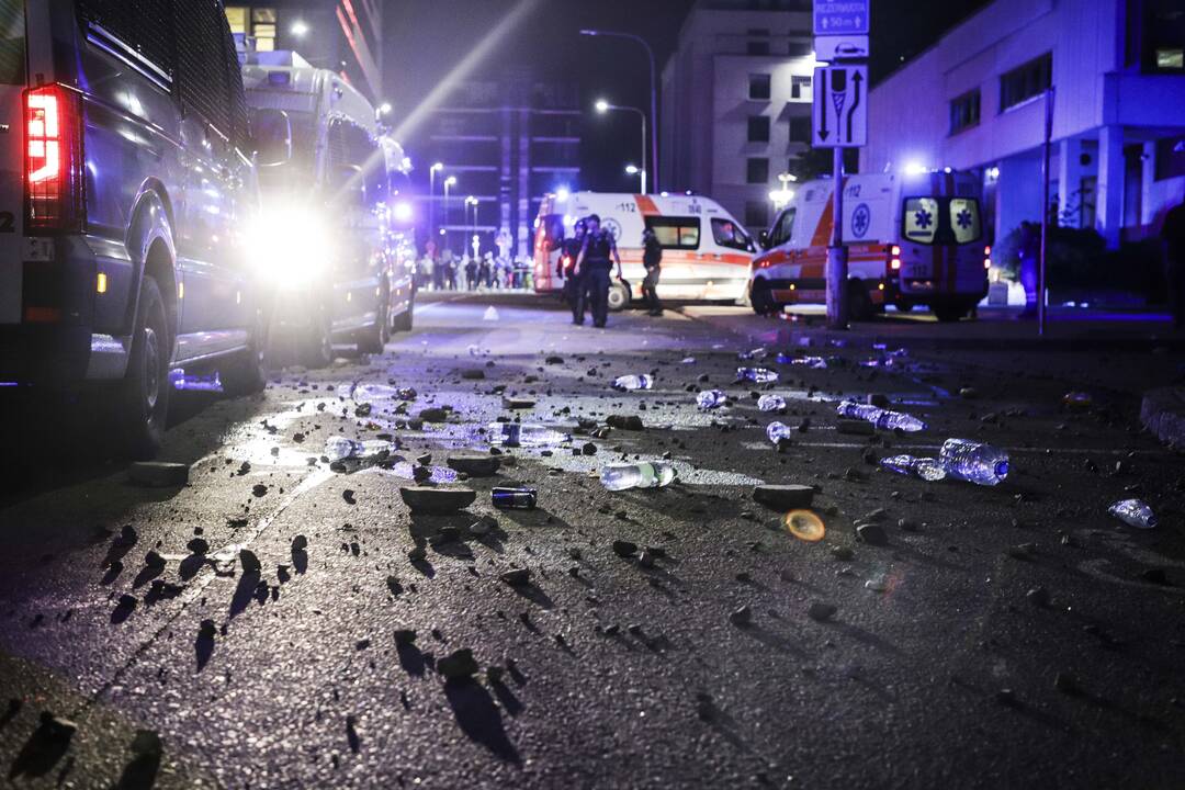 Grėsmės: panašūs desperatiški veiksmai skatina autoritarinių režimų atsiradimą.