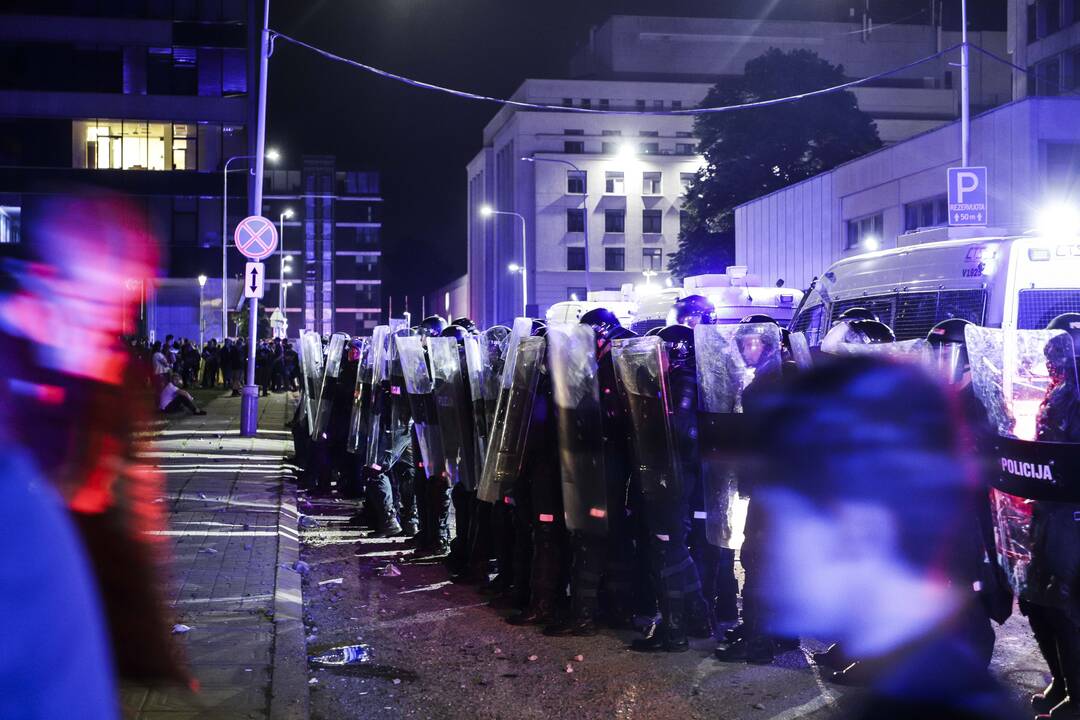 Grėsmės: panašūs desperatiški veiksmai skatina autoritarinių režimų atsiradimą.