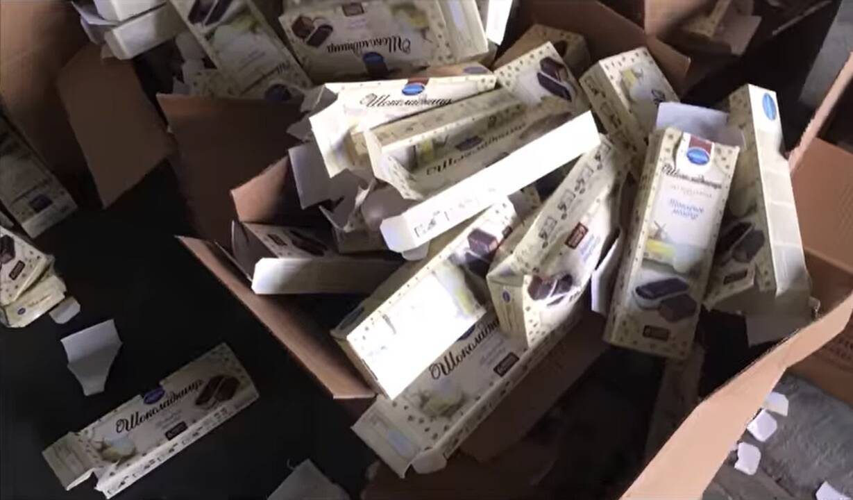 Įtarimai pasitvirtino: tortų siuntoje iš Maskvos – 1,5 mln. eurų cigarečių kontrabanda