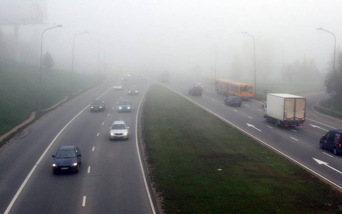Perspėja: vietomis eismo sąlygas sunkina rūkas