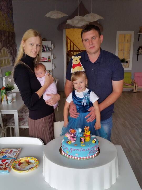 Odrė su tėveliais ir sesute