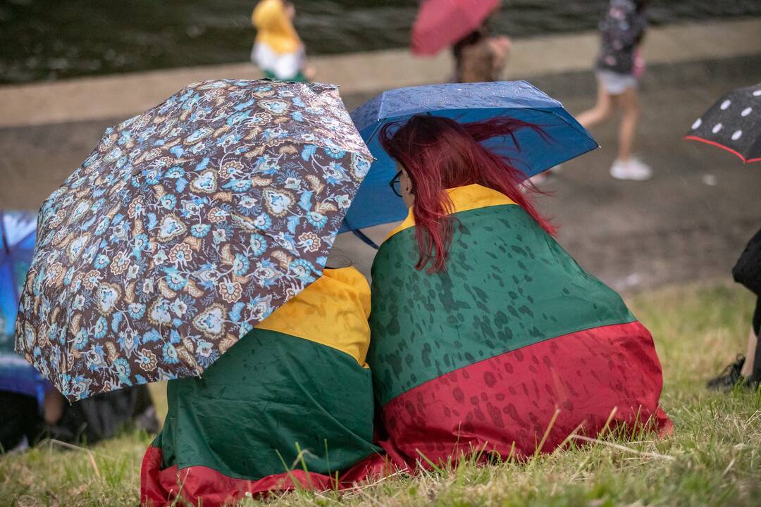 Neries krantinėse Vilniuje – tūkstančiai vėliavų ir „Tautiška giesmė“