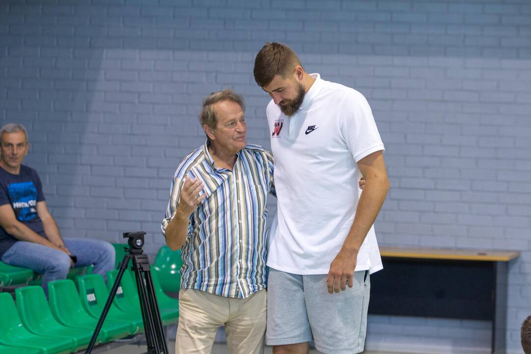 J. Valančiūno krepšinio stovykla