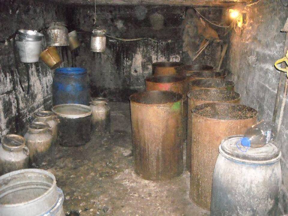Šilutės rajone – naminės degtinės fabrikėlis malkinėje
