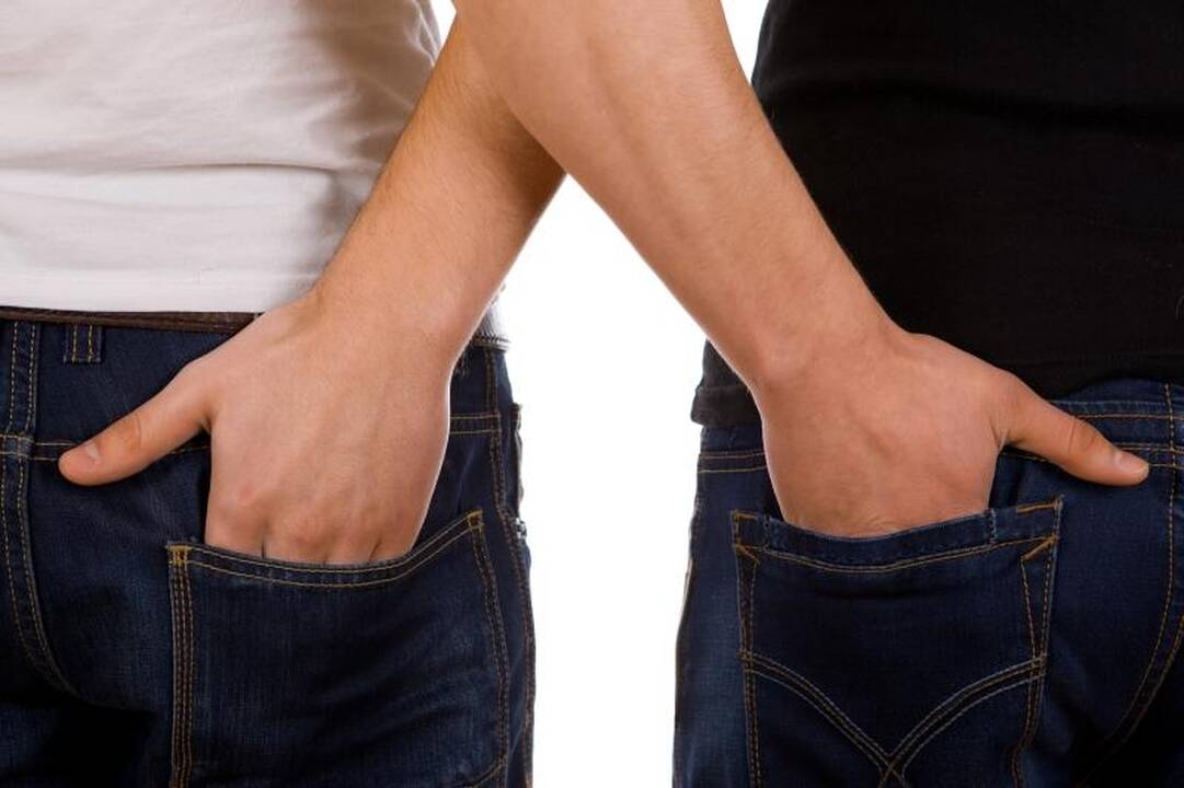 Homoseksualų porelė daugiabučio laiptinėje surengė orgiją 
