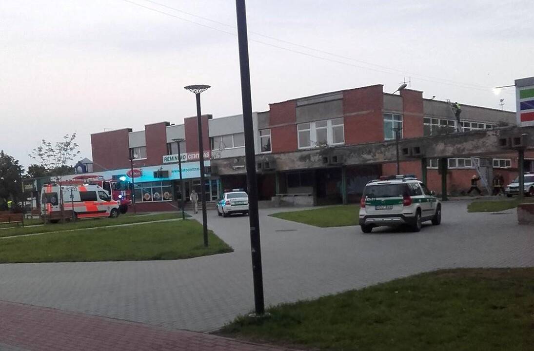 Apsvaigęs išsišokėlis ant stogo švaistėsi lazda, grasino nušokti
