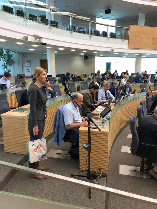 Lauknešėlis: P.Gražulis nebuvo itin patenkintas, sulaukęs kolegės A.Bilotaitės rūbelių dovanos.