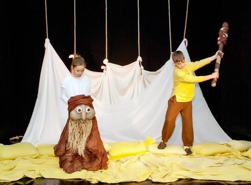 Scena iš „Trepsės“ spektaklio „Neringa, žvejo dukra” (rež. R.Svytytė).
