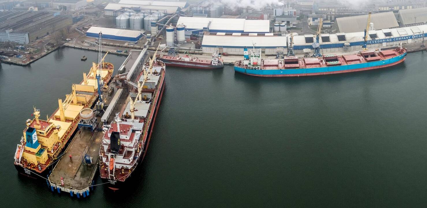 Pietinėje kompanijos „Bega“ naudojamos teritorijos dalyje šiemet atsirado net keletas naujų objektų: cemento terminalas su dviem talpyklomis ir vamzdynais, 6 naujos silosų tipo talpyklos su transporterių galerijomis grūdų krovai bei universalus importo-ek