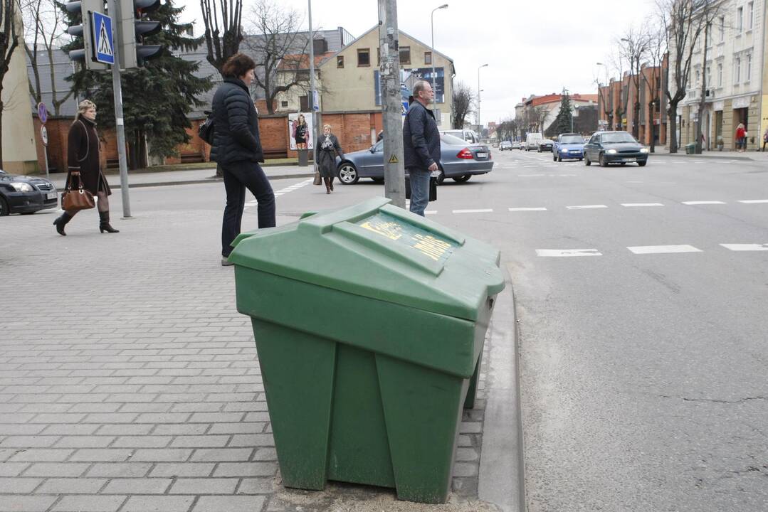 Pensininkai pėsčiųjų takuose laužė kaulus