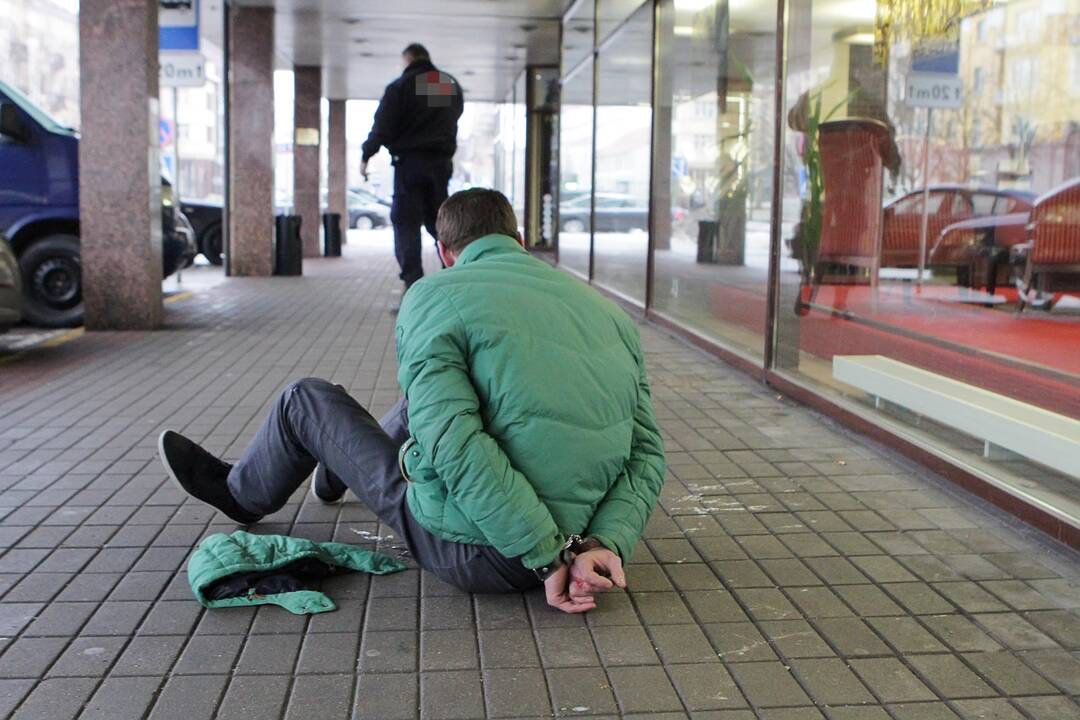 Jėga: surakintas ir pasodintas ant žemės chuliganas už necenzūrinius žodžius buvo baudžiamas dujomis.