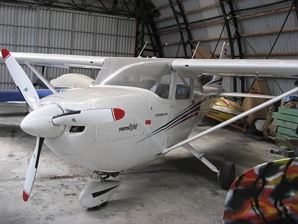 Aukcionas: Valstybinei mokesčių inspekcijai teko rūpestis parduoti konfiskuotą nedidelį lėktuvą "Cessna FR 172H".
