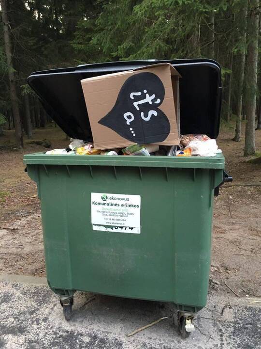 Akibrokštas: tarp šiukšlių buvo meilę liudijanti dėžė.