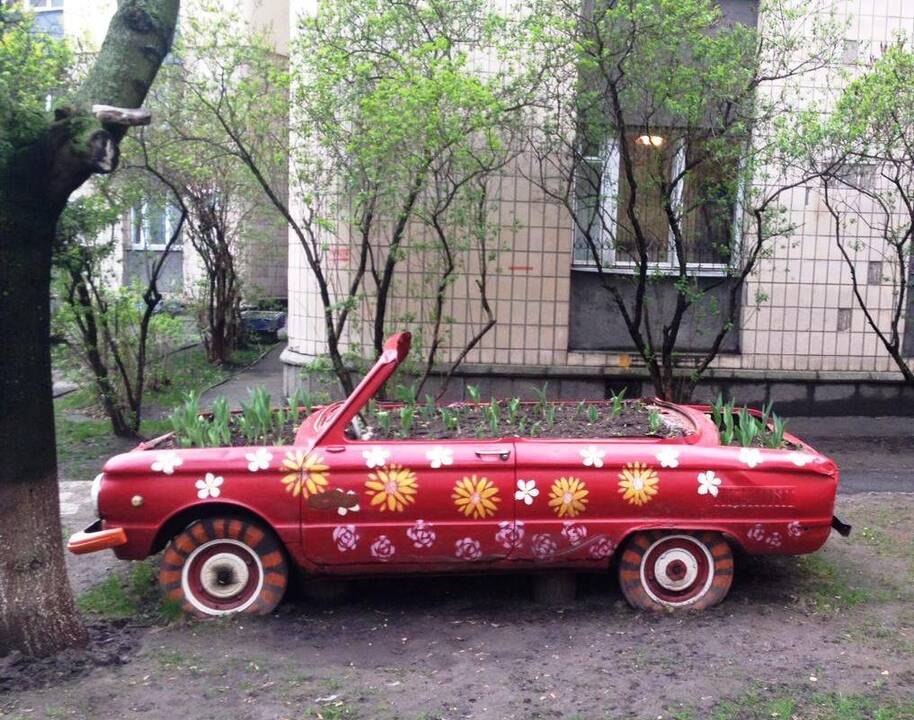 Puošmena: kieme vaizdą gadinusi mašina, atėjus pavasariui, virs žydinčiu automobiliu.