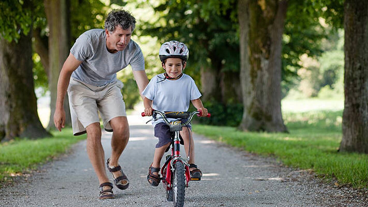 Vaikas ant dviračio