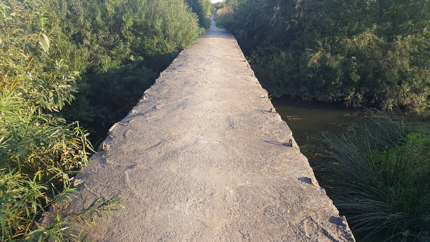 Pavojinga: tiltas per Smeltalės upę – be atramų, todėl tamsiu paros metu eiti per jį – milžiniška rizika.