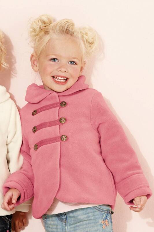 Pasisekė: po tėvelio klaidos dukrelė džiaugiasi kone nauju paltu.