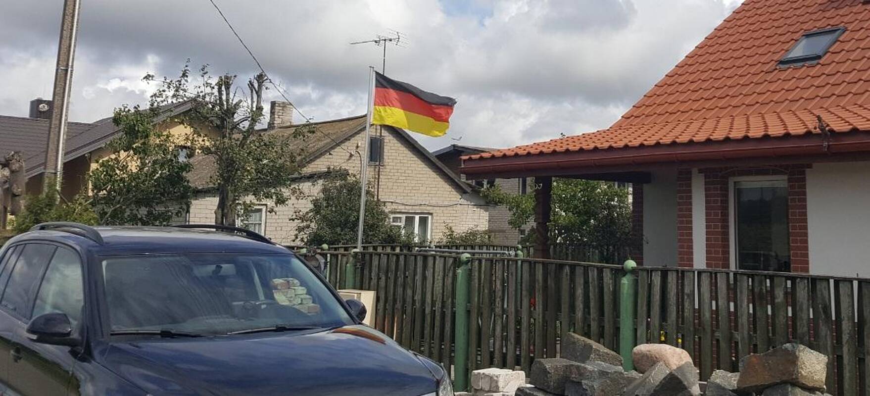 Plazda: kai nuo marių pūsteli stipresnis vėjas, vokiška trispalvė itin gerai matyti.