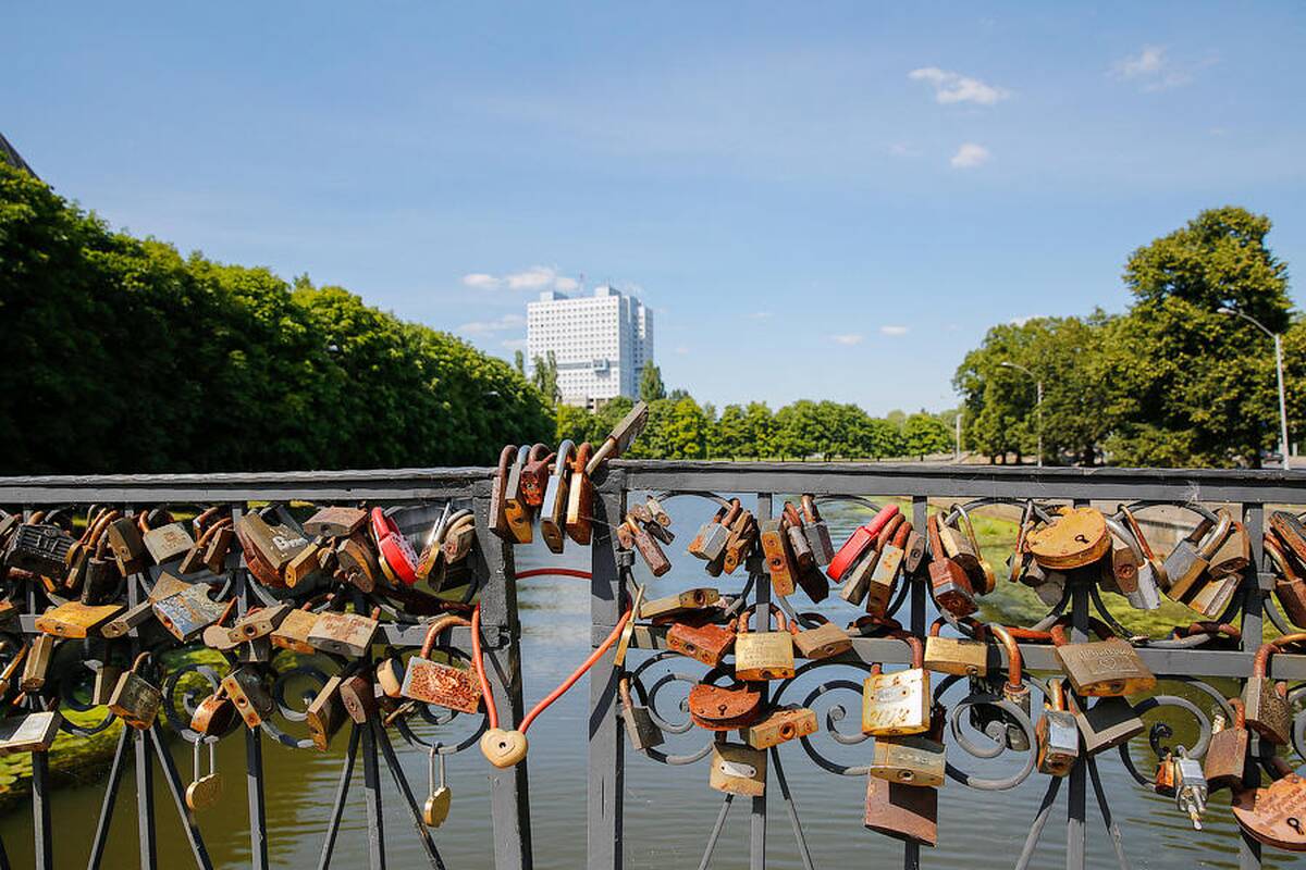 Planai: kitais metais rengiamasi remontuoti Medaus tiltą, tad, kaip ir Klaipėdoje, spynos bus nupjautos.
